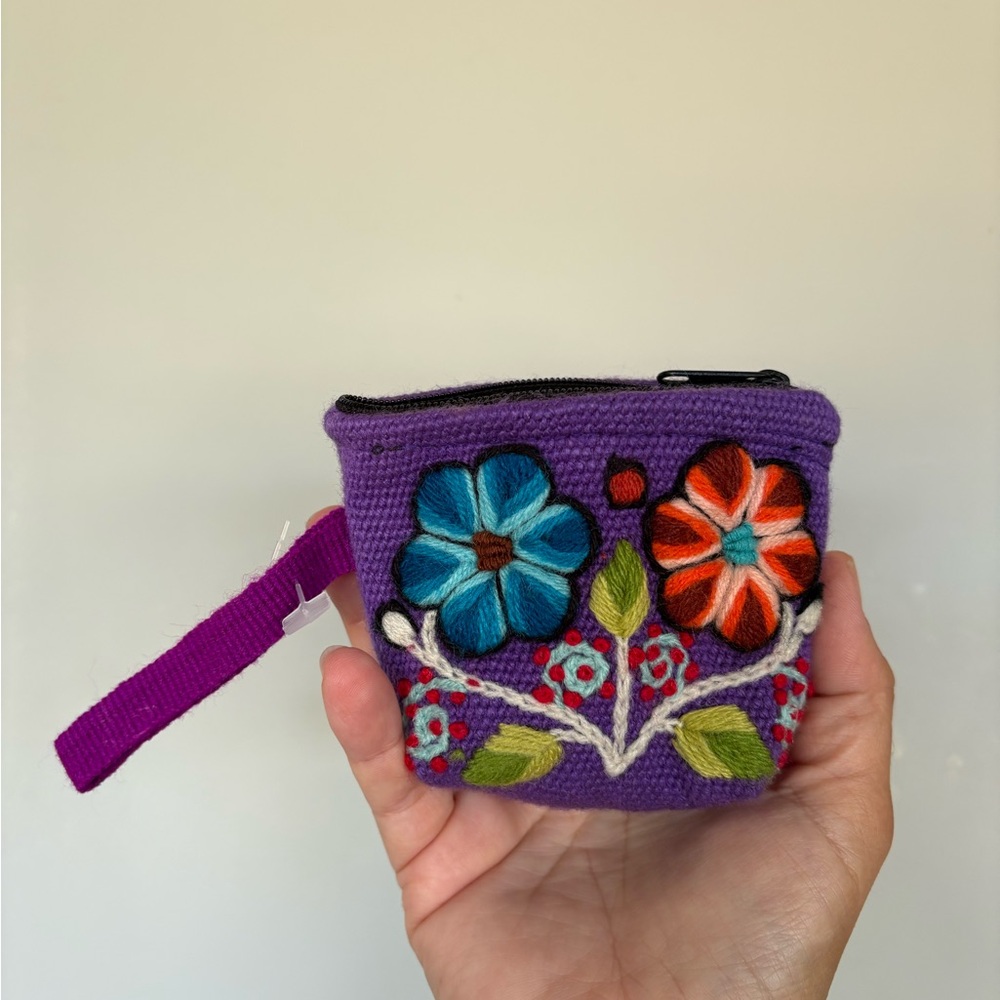 Purple Floral Embroidered Women's coin purse vintage like new condition
